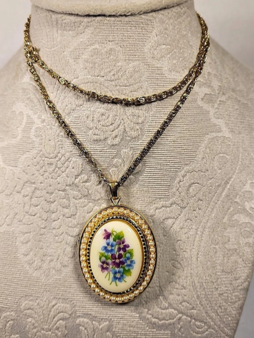 Vintage 1973 Avon Sweet Violets Locket Necklace Floral Costume Faux Pearl (C)